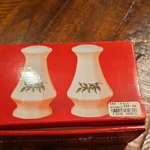 Nikko Christmastimr Salt & Pepper - White with Holly Design